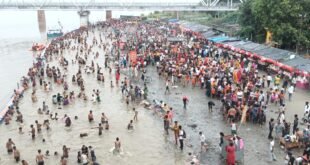 लाखों शिवभक्तों ने कछला गंगा घाट पर लगाई आस्था की डुबकी, जल लेकर शिवधाम रवाना