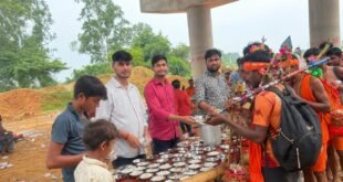 कछला में एमपी यादव टेलीकॉम की ओर से लगा सेवा शिविर कांवड़ियों को प्रसाद वितरित कर की गई सेवा