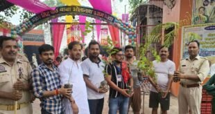 मंदिरों में लगा पौध भंडारा, श्रद्धालुओं को बांटे पौधे