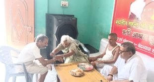 वृद्धाश्रम में बुजुर्गों के साथ मनाया रक्षाबंधन