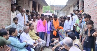 दातागंज विधायक ने दिवंगत राजेश के परिजनों को बंधाया ढांढस