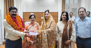 सेवानिवृत्त कर्मचारी को 19 लाख रुपये से अधिक का भुगतान, शॉल व स्मृति चिह्न देकर किया सम्मान