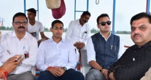बाढ़ प्रभावित गांवों में पहुंचे डीएम, कटान का लिया जायजा; राहत कार्य तेज करने के निर्देश