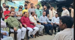 हादसे में जान गंवाने वाले दो भाइयों के घर पहुंचे विधायक हरीश शाक्य, परिजनों को बंधाया ढांढस