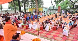 बाढ़ प्रभावित कटकौरा में विधायक बब्बू भैया ने बांटी राहत सामग्री, 160 परिवारों को मिला सूखा राशन