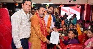 आंगनवाड़ी कार्यकर्ता व सहायिकाओं को बांटे गए नियुक्ति पत्र, सीएम योगी के फैसलों पर सभागार में गूंजी तालियां