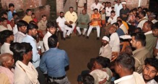 पीड़ित परिवार के घर पहुंचे सदर विधायक, दो लाख का चेक सौंपा