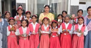 मूर्तिकार छात्राओं को किया सम्मानित