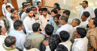 सपा सांसद आदित्य यादव ने लगाया जनता दर्शन, अधिकारियों को मौके से दिए त्वरित समाधान के निर्देश