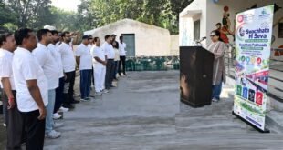 इज्जतनगर मंडल में विशेष स्वच्छता अभियान, रेलकर्मियों ने किया श्रमदान