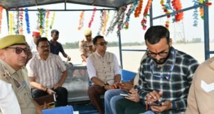डीएम ने नाव से पहुंचकर हर्रामपुर में देखी बाढ़ की स्थिति