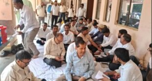 आठ सूत्रीय मांगों को लेकर लेखपालों ने किया कार्य बहिष्कार