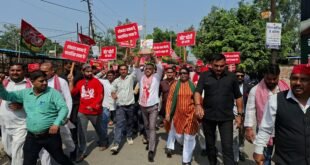 ज्ञानेश कुमार के विरोध में सपा का प्रदर्शन, अंबेडकर पार्क से कलेक्ट्रेट तक निकाला मार्च