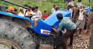 आसफपुर-चंदौसी के बीच ट्रेन की चपेट में आया लकड़ी से लदा ट्रैक्टर-ट्राला