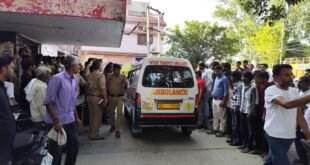 स्कूल बस की टक्कर से बाइक सवार तीन युवकों की मौत, एक गंभीर घायल