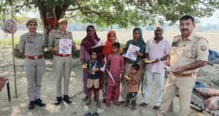 फैजगंज बेहटा पुलिस ने चौपाल लगाकर बांटे फल, महिलाओं को योजनाओं व हेल्पलाइन की दी जानकारी