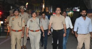 आगामी त्योहारों के मद्देनजर सड़कों पर उतरे डीएम और एसएसपी, भारी पुलिस बल के साथ शहर में किया पैदल गश्त