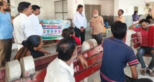 पीलीभीत रेलवे स्टेशन पर यात्रियों को स्वच्छता के प्रति किया जागरूक