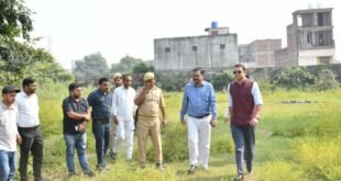 डीएम ने मंडी समिति में प्रस्तावित वेयरहाउस का किया निरीक्षण