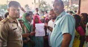 शराब की दुकान के विरोध में सड़क पर उतरीं महिलाएं, किया प्रदर्शन