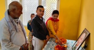 सीडीओ ने वृद्धाश्रम का किया निरीक्षण, बुजुर्गों को वितरित किए फल और भोजन