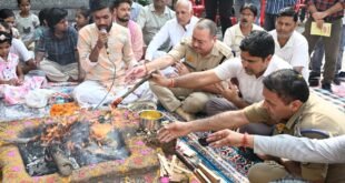 शारदीय नवरात्र पर सत्यव्रत पुलिस चौकी में डीएम व एसपी ने किया हवन-पूजन, जिले की शांति व समृद्धि की कामना
